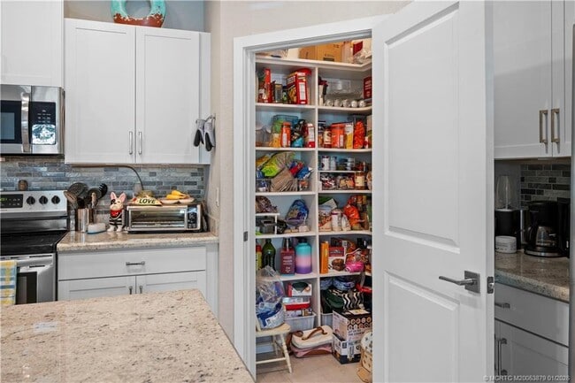 Building Photo - 1550 NE Skyhigh Ter