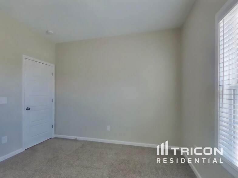 Building Photo - 746 W Coker Way