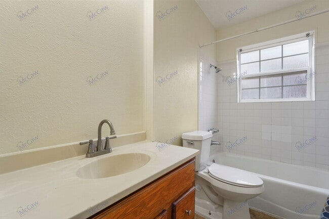 Building Photo - 14732 Oakwood Ln