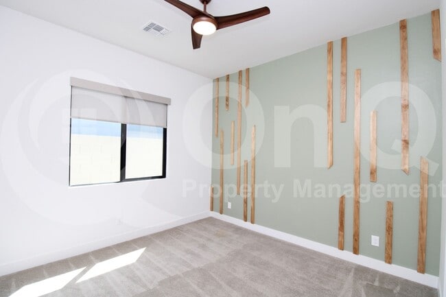 Building Photo - 813 E Corral Rd