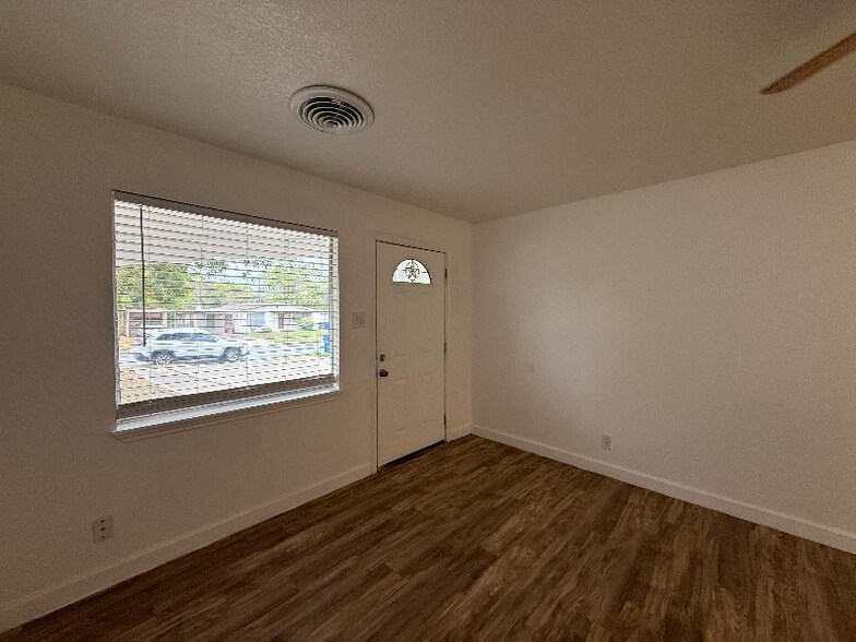 Building Photo - 219 Serna Park