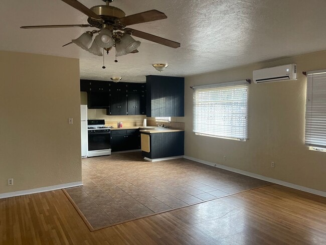 Building Photo - Northeast Hights Home