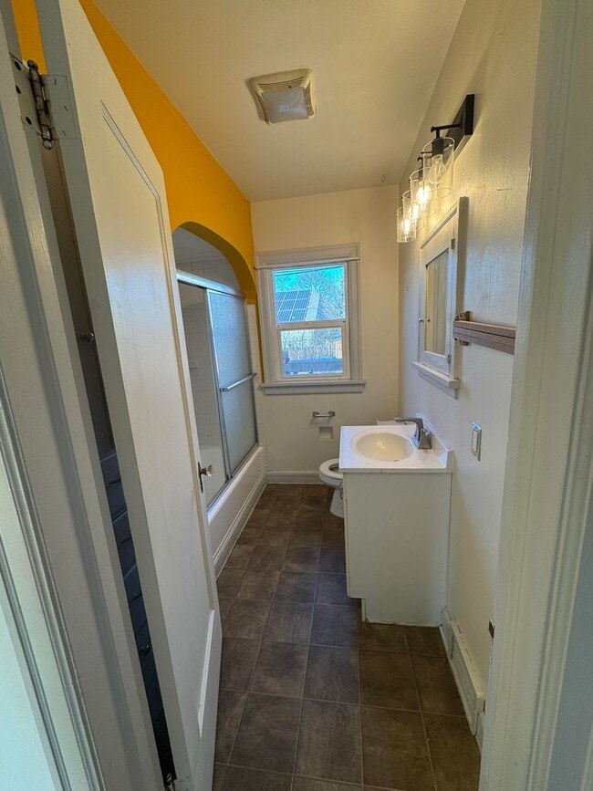 Building Photo - Charming University District Home - 4 Bedrooms, 2 Bathrooms