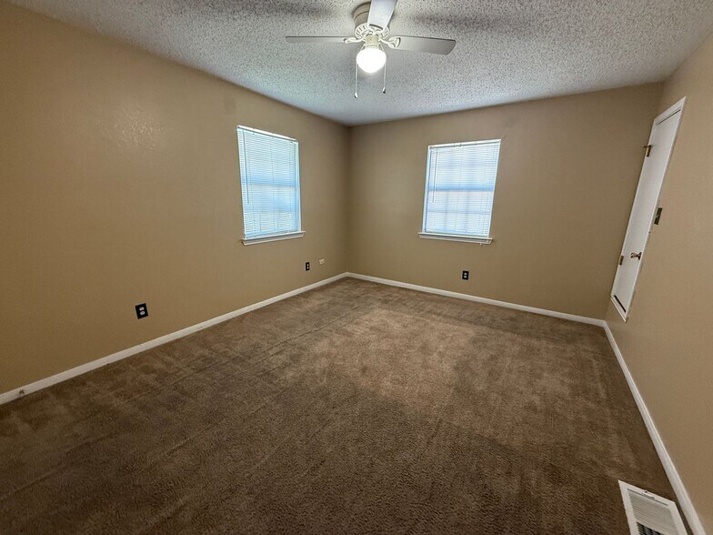 Building Photo - 4808 Rainbow Cir