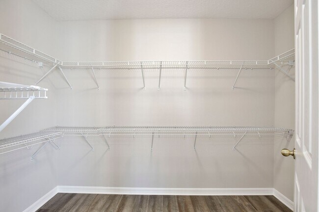 Building Photo - Modern 1/1 Spacious Apartment with 1 Car G...
