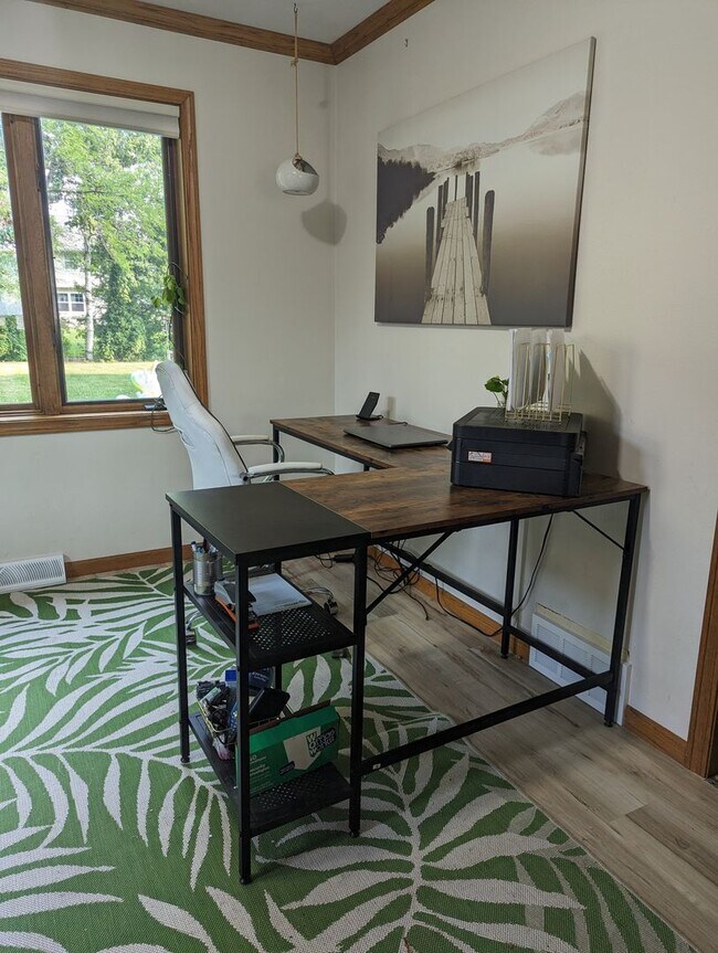 Building Photo - Four Bedroom Neenah House