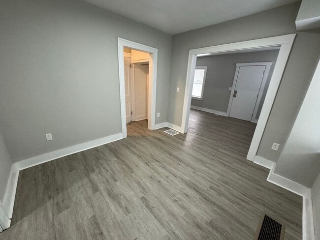 Building Photo - Newly Renovated 3 Bed, 2 Bath Home