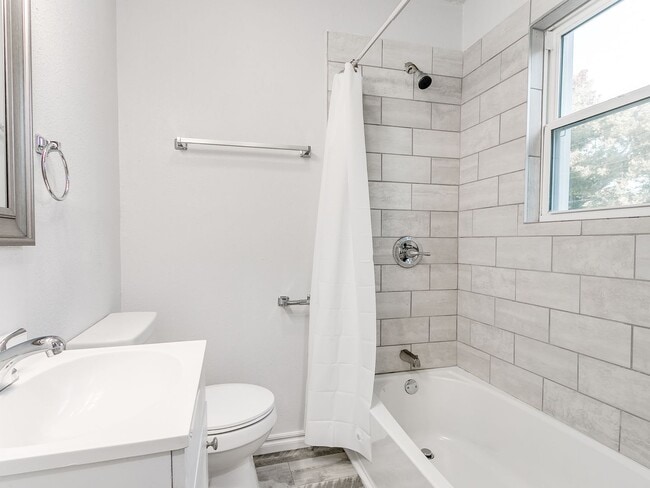 Building Photo - Freshly Renovated | 3 Bed | 2 Bath | Large...