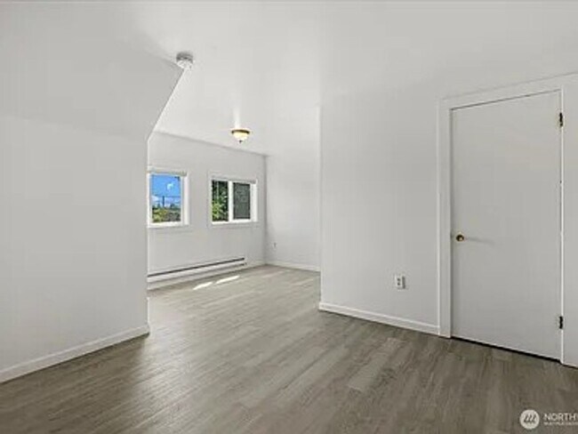 Building Photo - N31 A-C