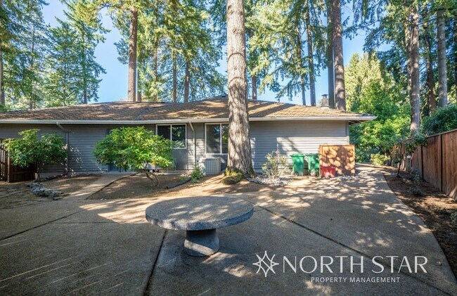 Building Photo - Charming One Level Home In The Four Season...
