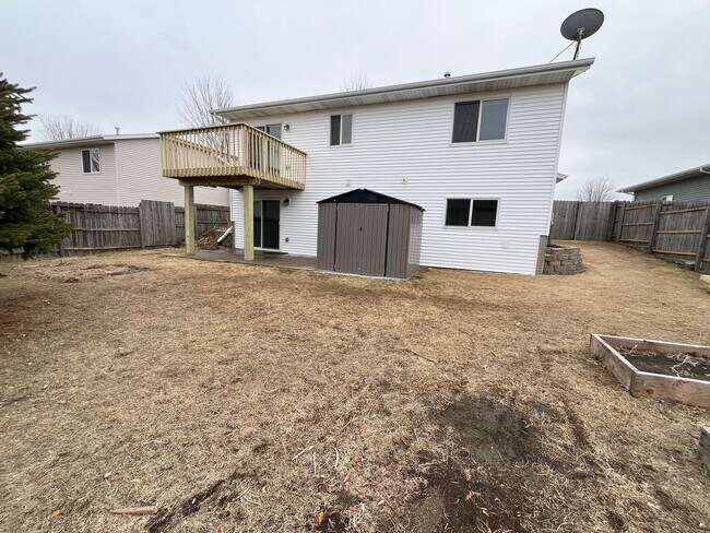 Building Photo - 3 Bed/2 Bath Home w/ Fenced in Yard!