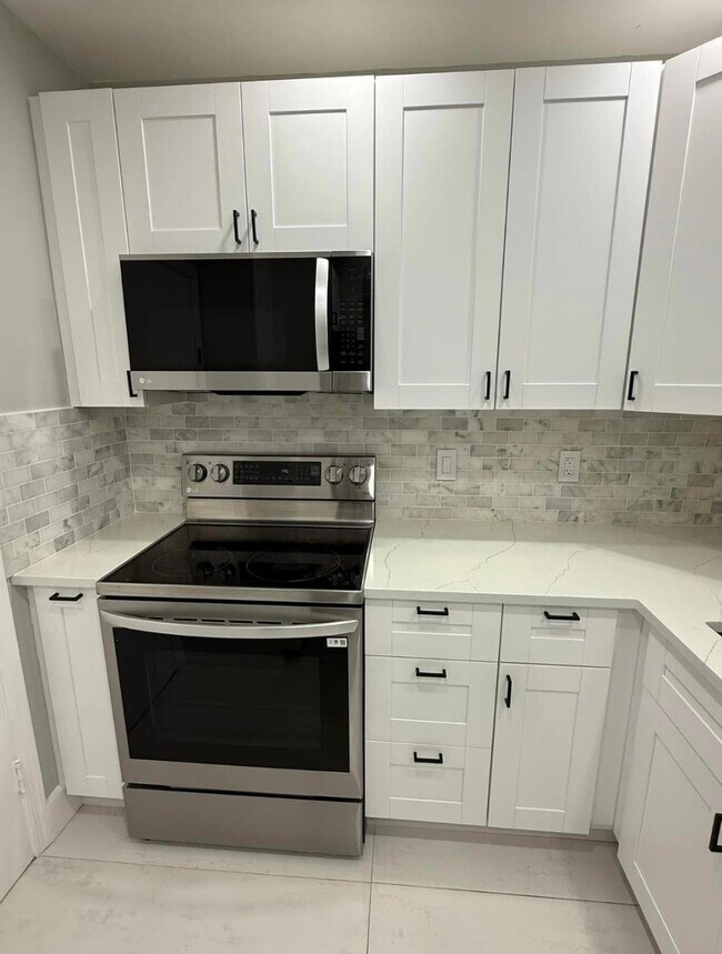 Building Photo - 2191 NE 68th St