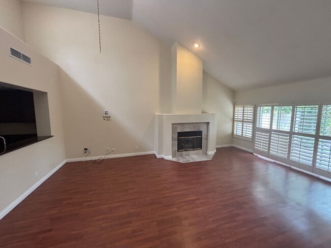 Building Photo - Beautiful 3 bed 2.5 bath townhouse in Spanish Trails!