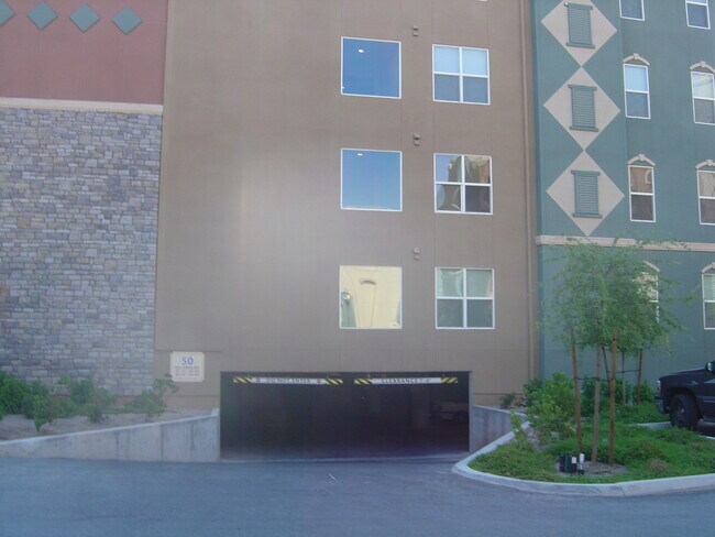 Building Photo - GUARD GATED MANHATTAN CONDO- 2 MASTER BEDROOMS