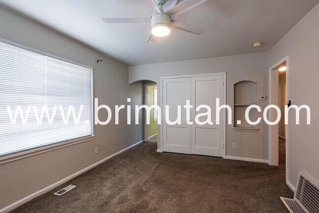 Building Photo - 2364 E Redondo Ave