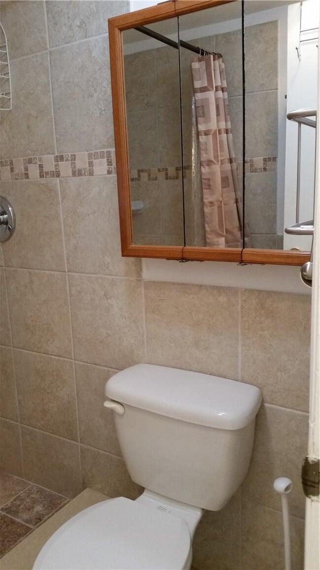 Building Photo - 430 Commodore Dr