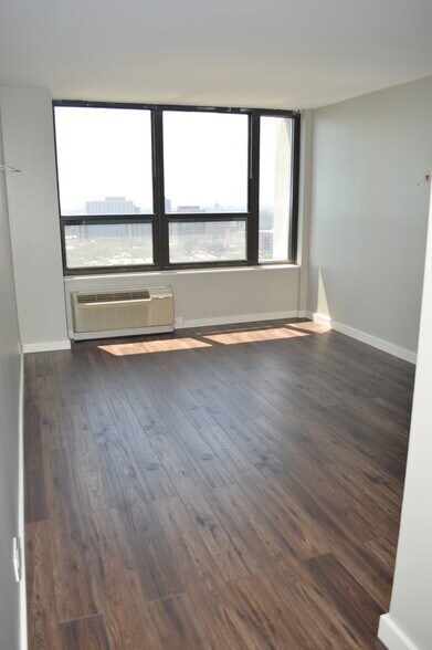 Master bedroom - 5100 N Marine Dr
