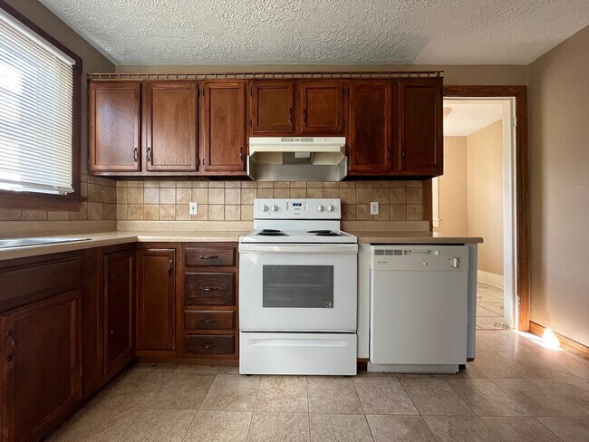 Building Photo - *FIRST MONTH'S RENT FREE*