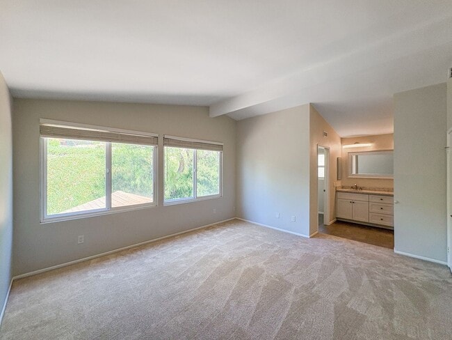 Building Photo - Beautifully updated 4-bed, 3-bath, two-sto...