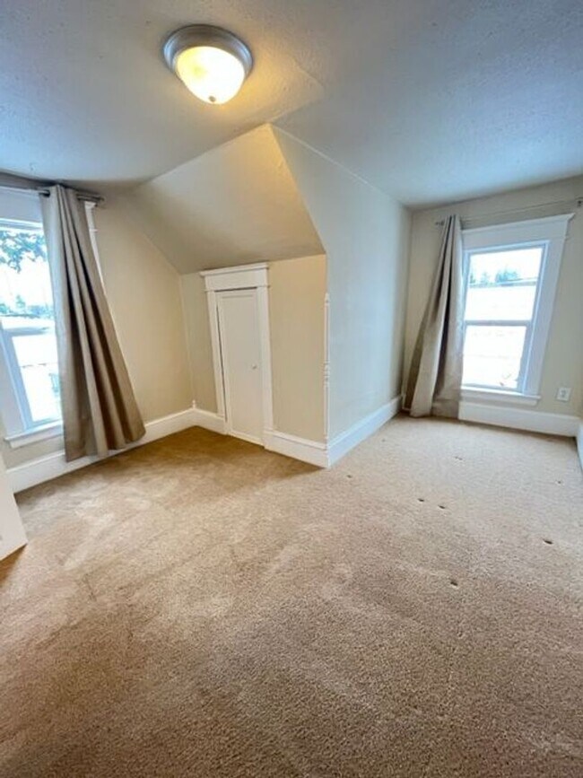 Building Photo - Charming 3 Bedroom 2 Bath Home in Everett with Storage Garage!