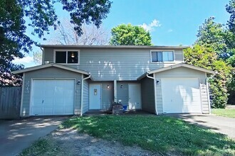 Building Photo - Duplex ~ Close to Campus ~ Pet Friendly