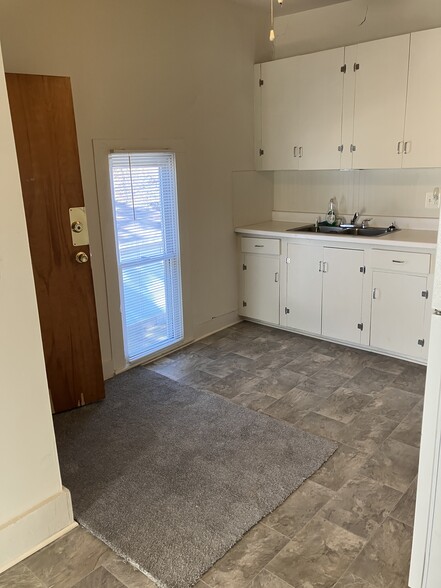 504 1/2 kitchen - 504 E Clinton St.