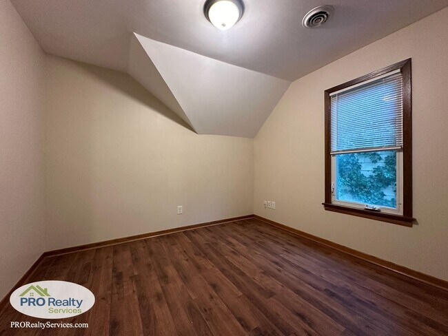 Building Photo - 3 Bedroom Home in St. Paul