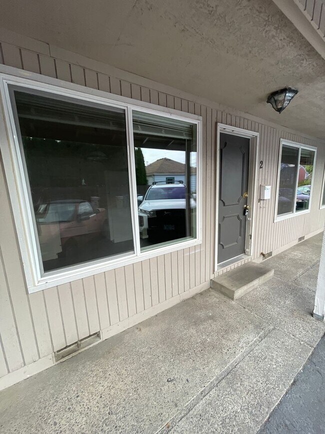 Building Photo - Pet Friendly 2 Bedroom in Lebanon!