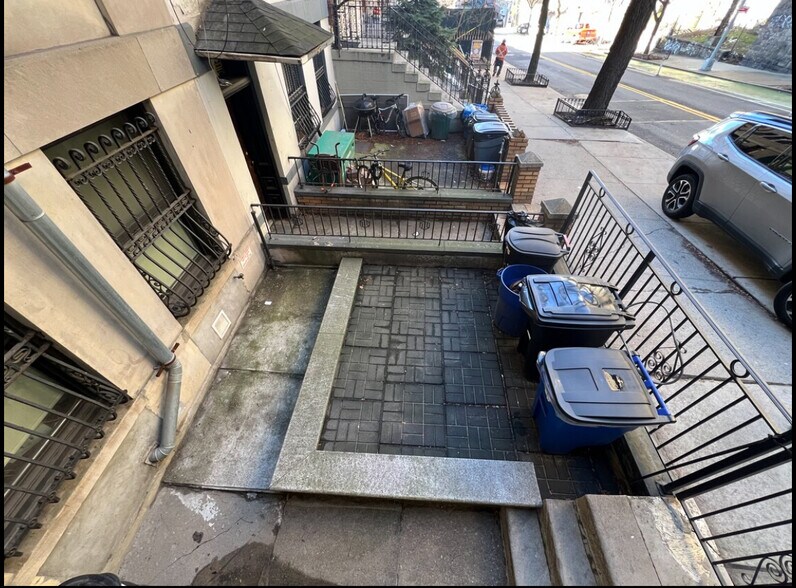 Building Photo - 626 W 158th St