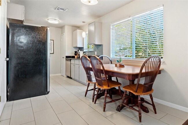 Building Photo - 7203 Barnsdale Way