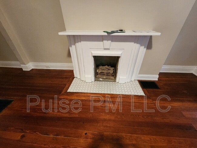 Building Photo - 1539 St Clair St