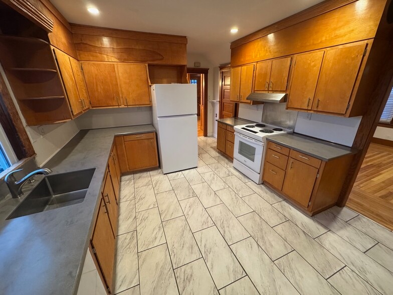 Building Photo - 319 Bridge St