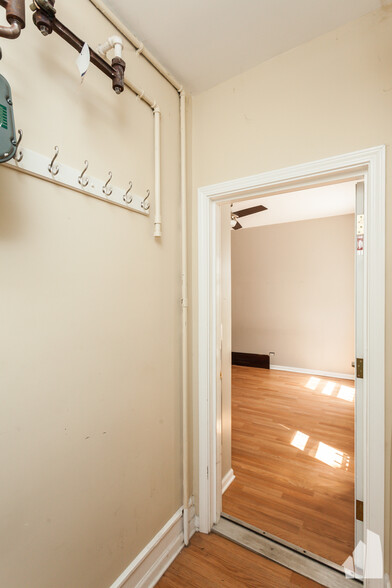 Building Photo - 948 W Willow St
