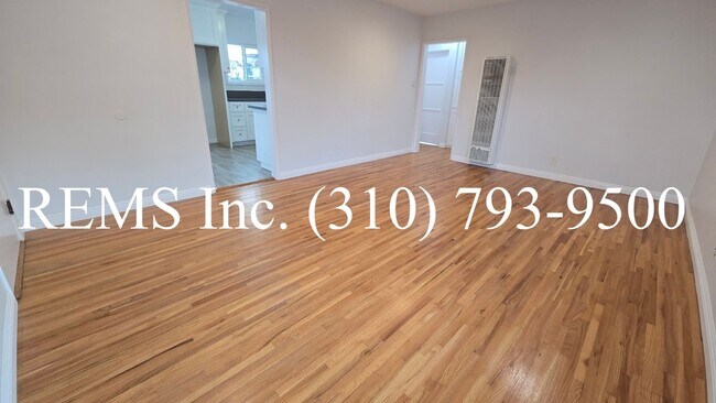 Building Photo - Bright and Renovated Upstairs Apartment w/ Laundry & Parking