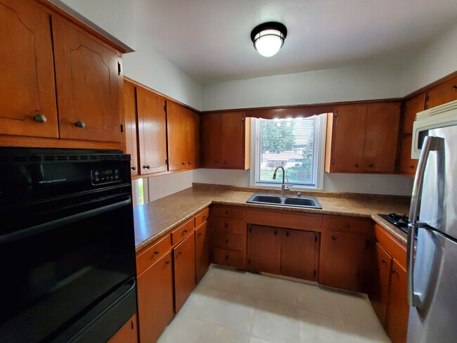 Building Photo - FOR RENT- Crestline Ave- Gorgeous Home in ...