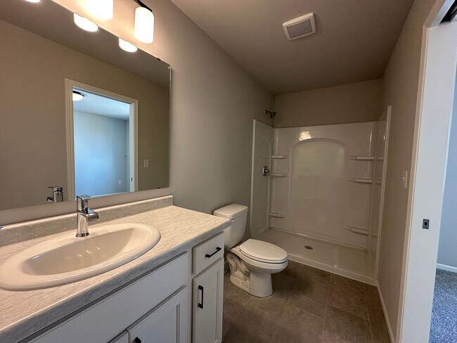 Building Photo - 4-Bedroom, 2-Bathroom Twin Home in South Fargo!