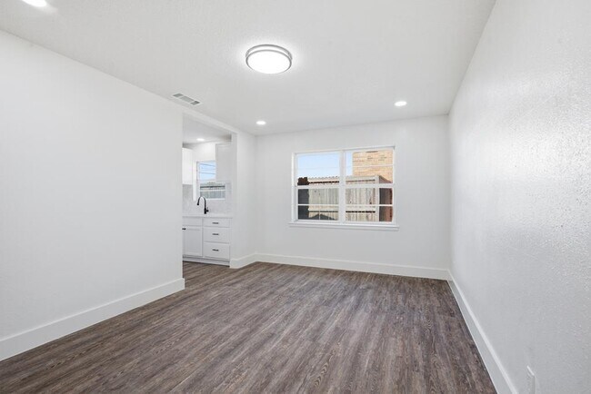 Building Photo - 1522 E 50th St