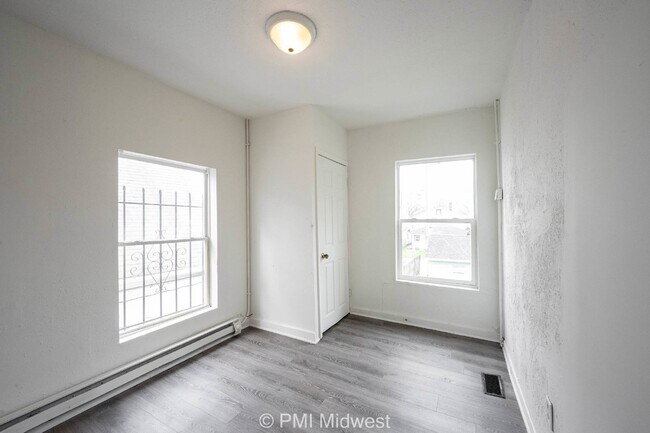 Building Photo - "Charming Duplex Retreat: Spacious 2-Bedro...