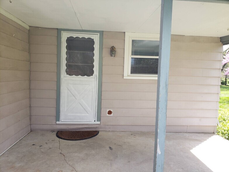 Never get wet with this covered patio leading to the garage and the kitchen. - 10106 Wingfield Rd
