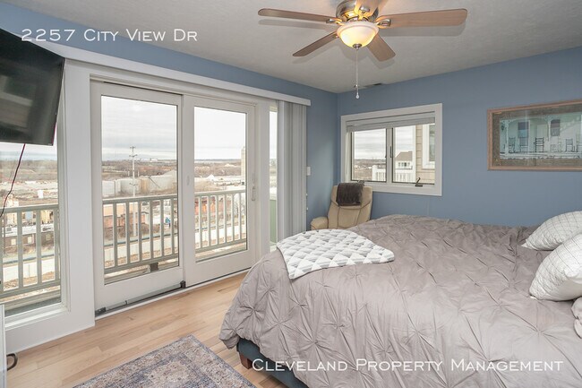 Building Photo - Stylish Tremont Townhome!