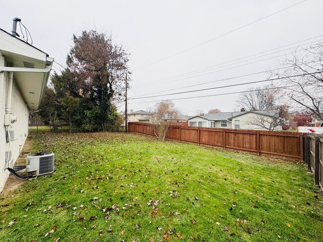 Building Photo - 1016 Lambeth Dr