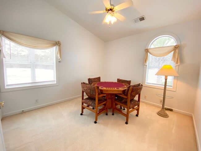 Building Photo - FULLY-FURNISHED GORGEOUS TOWNHOME!