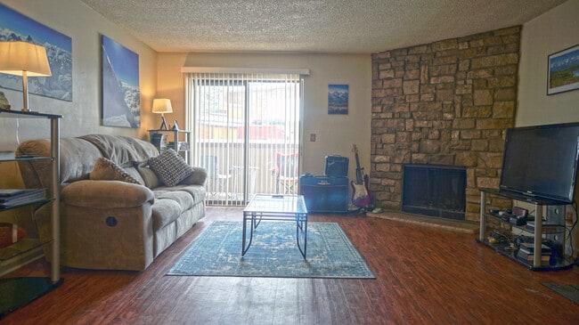 Building Photo - Comfy 2b/2ba with Outdoor Pool!