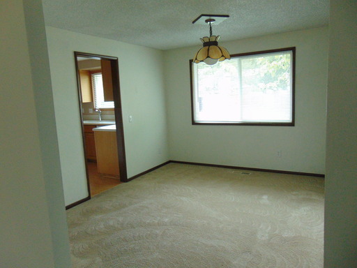 Building Photo - Terrific home, Large Yard, Quiet Street
