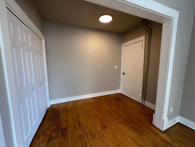 Building Photo - Newly Remodeled Modern 1-Bedroom Main Floor Apt