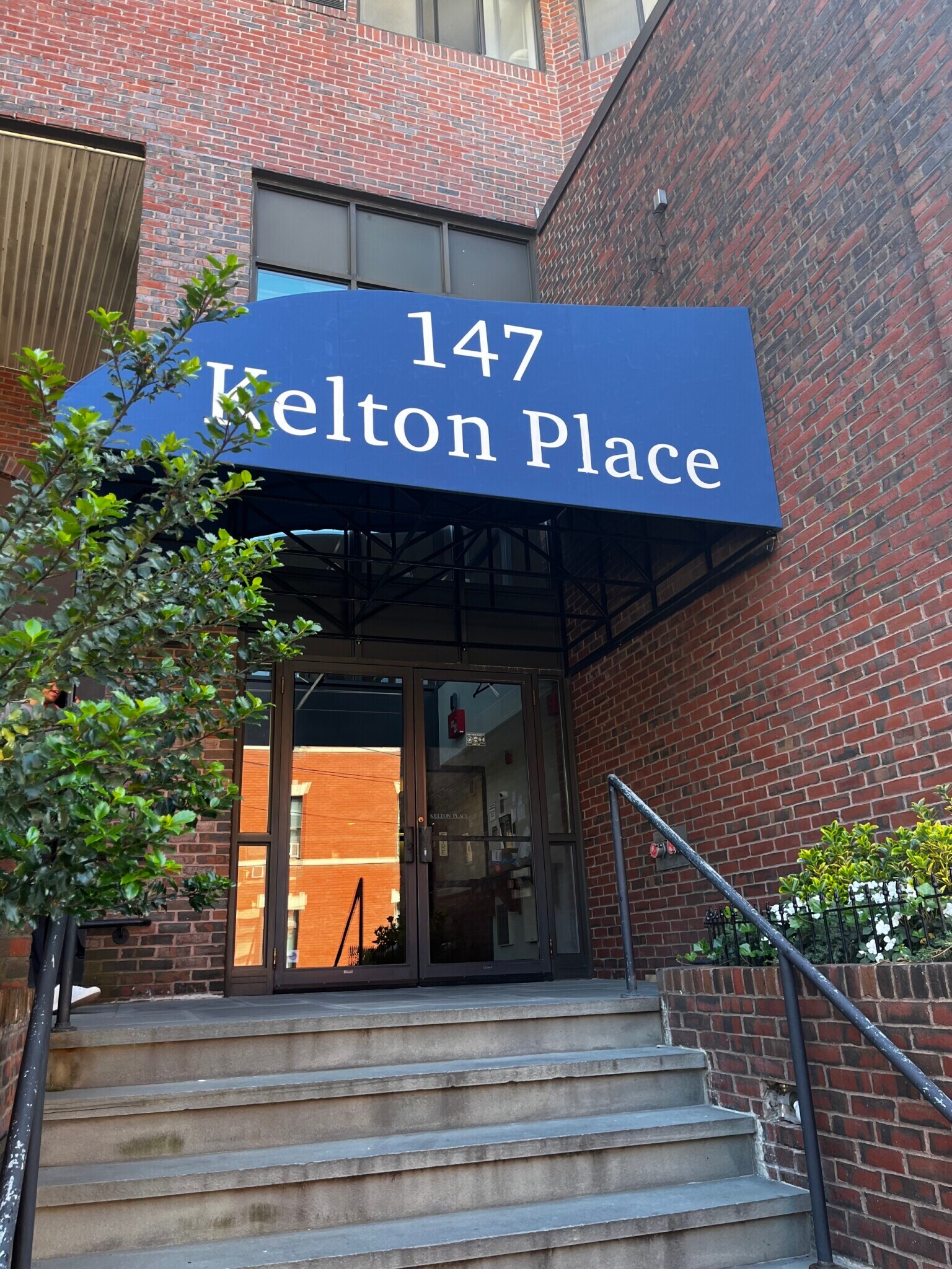 Building Photo - 147 Kelton St