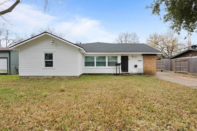 Building Photo - 1219 Park Ln