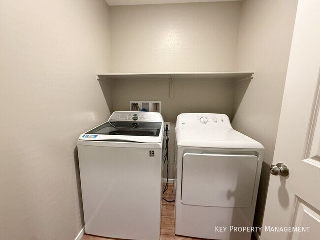 Building Photo - 525 Mossy Cup St