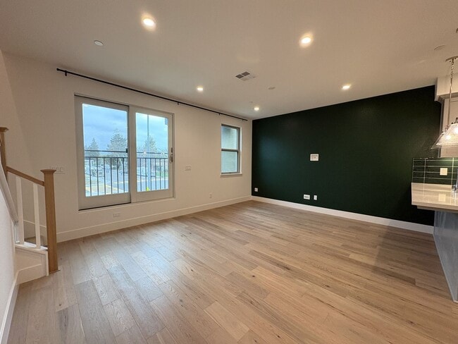 Building Photo - 1381 W Middlefield Rd