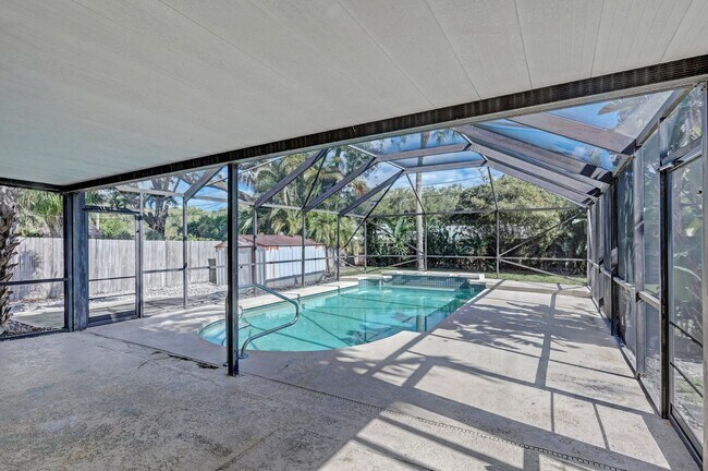 Building Photo - 2545 Venice Dr